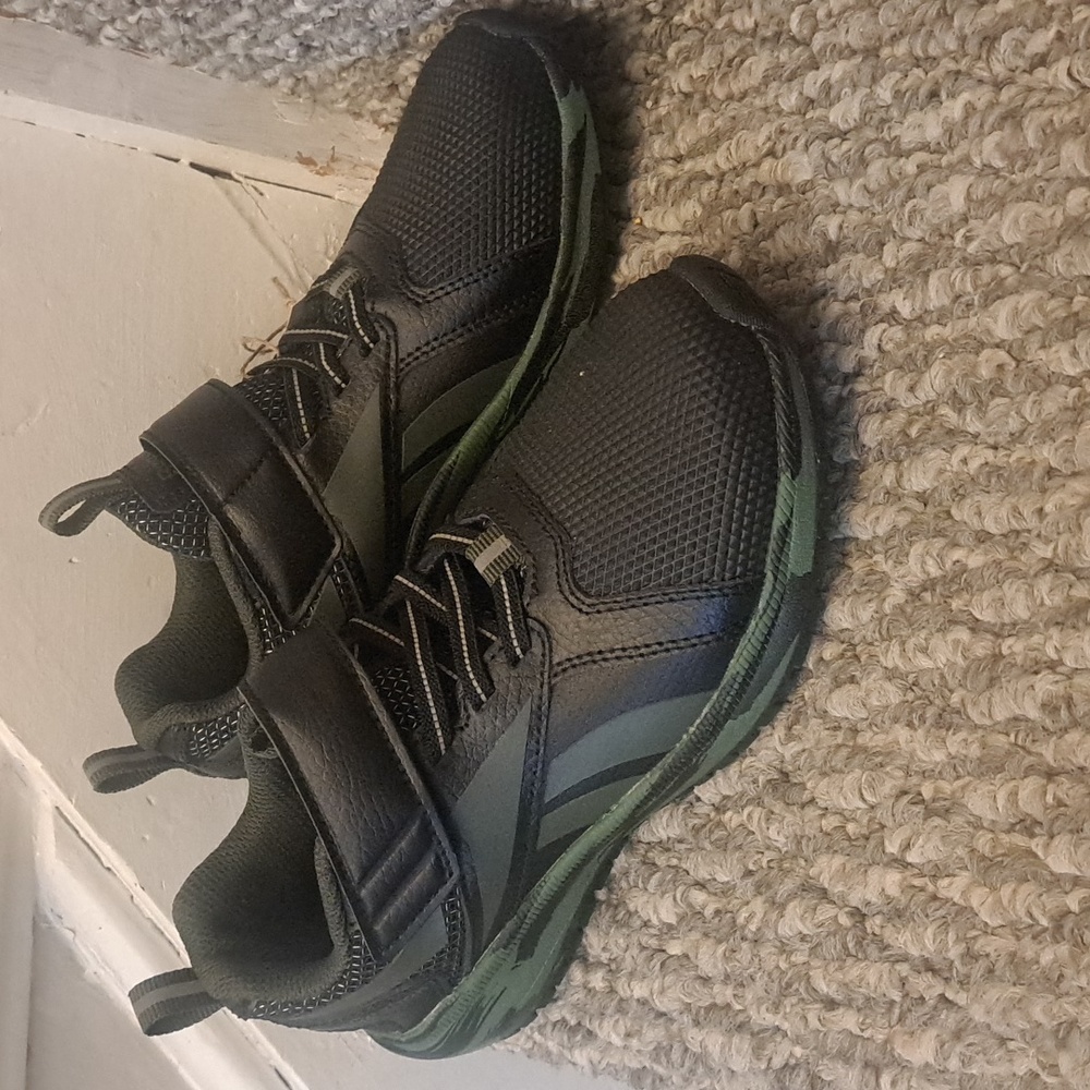 NWT Boys Reebok sneakers size 13.5